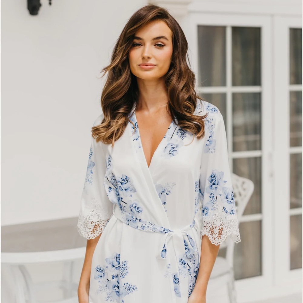 LE ROSE •  NWT Ivana Bleu De Fleur printed robe